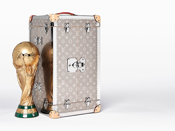 لويس فويتون يطلق مجموعة من المنتجات المرخص لها رسميًا من كأس العالم لكرة القدم 2018 في روسيا